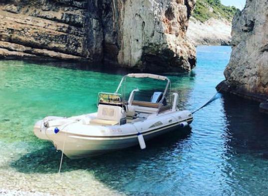 Exploring Island Vis and Blue cave by boat